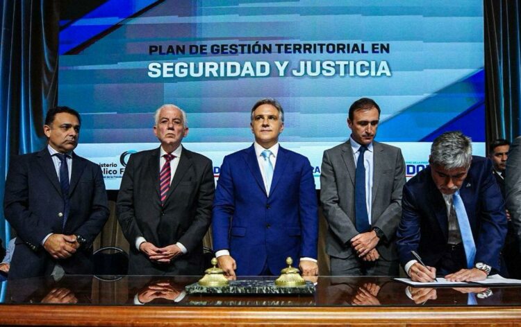 “Necesitamos que el vecino sepa quién es el comisario y quién es el fiscal en su barrio”, expresó Llaryora.