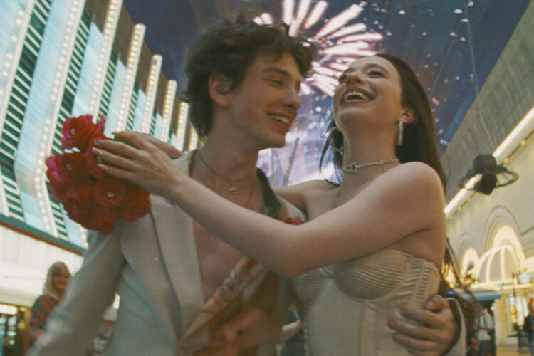 Mark Eydelshteyn y Mikey Madison protagonizan el laureado filme “Anora”.