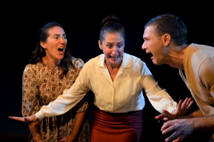 La obra teatral enmarcada en la poética del absurdo “Debe ser el humo” estrena en la sala La Cochera.