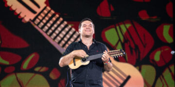 Pachi Herrera festeja 10 años en la música con un concierto