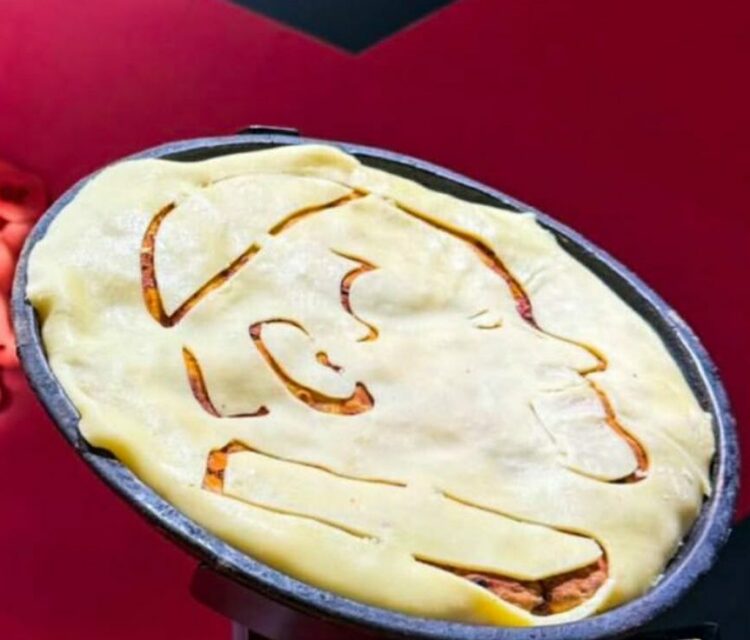 Una tradicional pizzería de Córdoba homenajeó al Papa Francisco