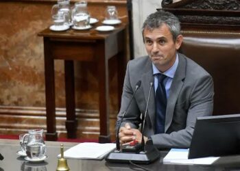 Polémica por la misión a Roma para despedir al Papa