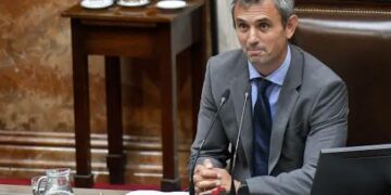 Polémica por la misión a Roma para despedir al Papa