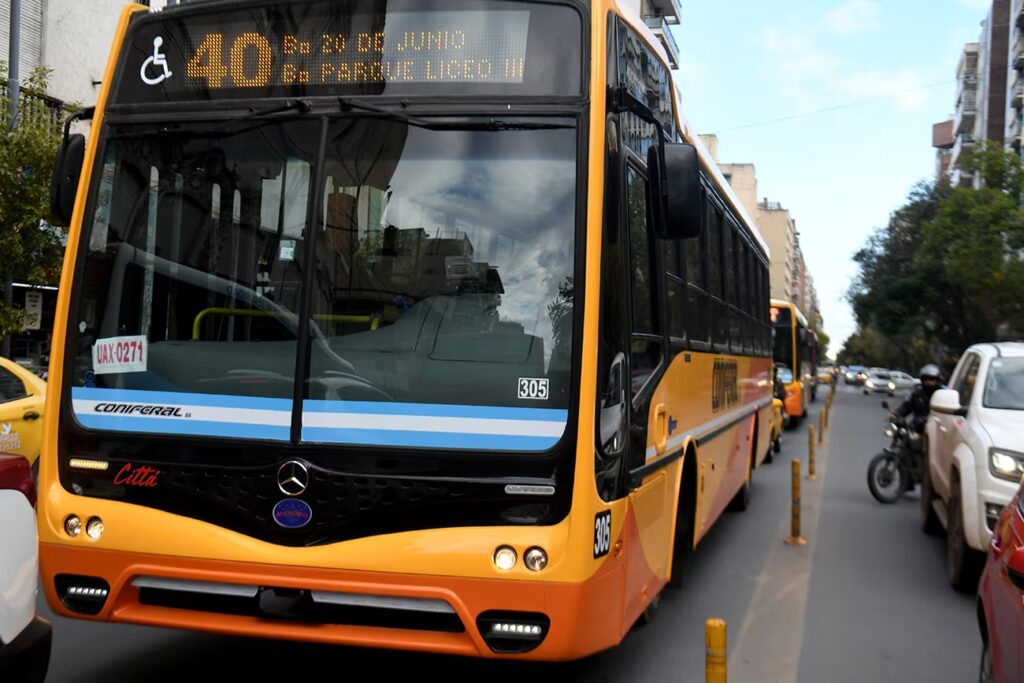 Por obras en la Avenida Maipú, se trasladaron las paradas de siete líneas de colectivos