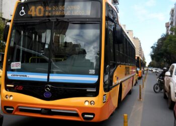Por obras en la Avenida Maipú, se trasladaron las paradas de siete líneas de colectivos