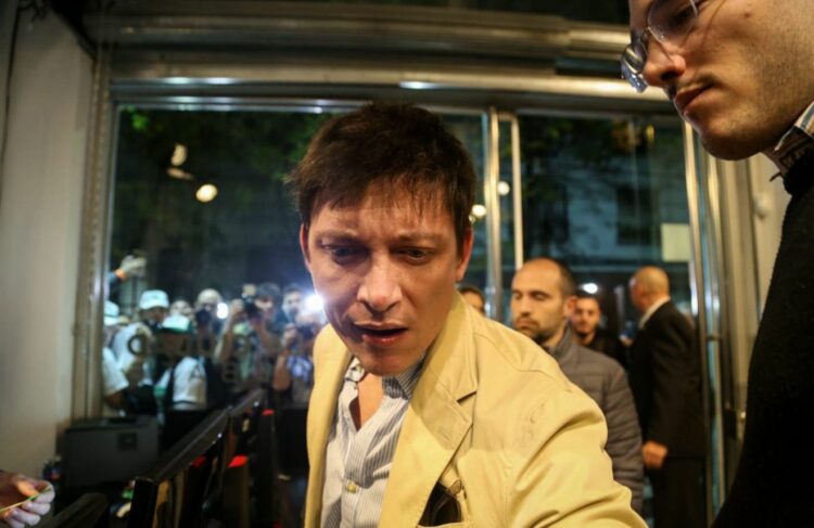 Santiago Caputo, asesor cercano al presidente Javier Milei, increpa al fotógrafo de Tiempo Argentino.