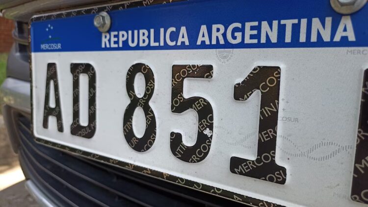 El gobierno nacional reconoció demoras en la provisión de placas metálicas.