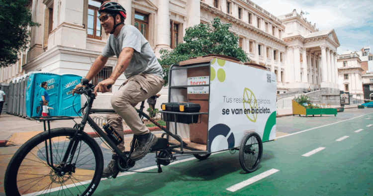 La "Biocleta" es una iniciativa que recolecta residuos orgánicos de establecimientos gastronómicos con bicicletas eléctricas adaptadas. Proyecto seleccionado en 2024.