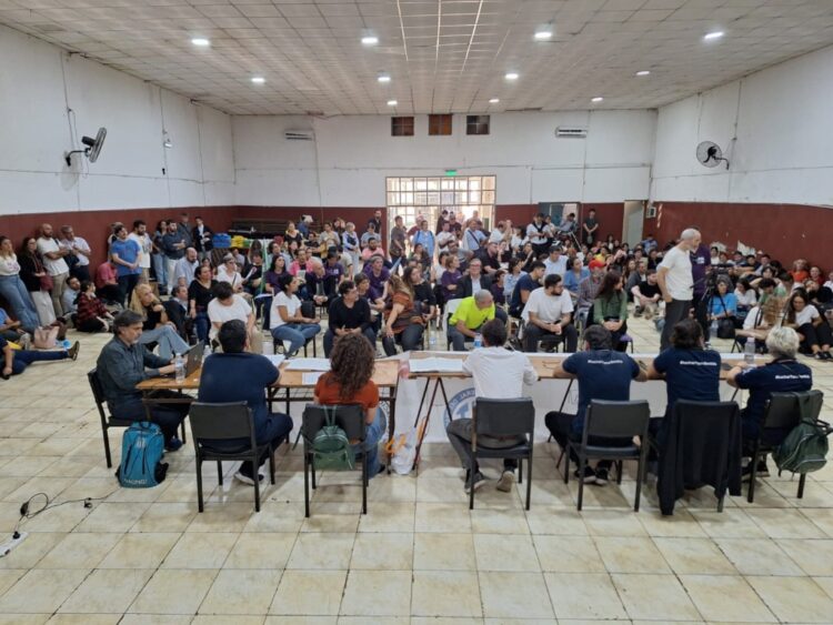 En una masiva asamblea, el gremio de judiciales aprobó lanzar un plan de lucha de tres semanas, que incluye al menos dos medidas de fuerza de 24 horas.