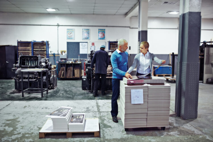 Grandes editoriales y proyectos locales en América Latina lideran el camino hacia una producción más responsable.