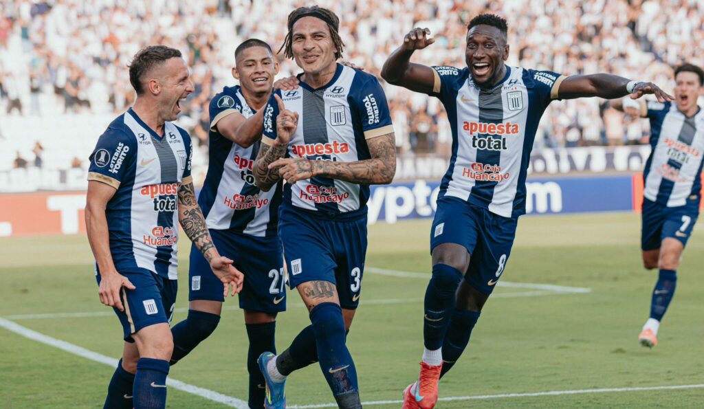 Talleres fue más en Perú, pero lo perdió en el final y quedó al borde de la eliminación