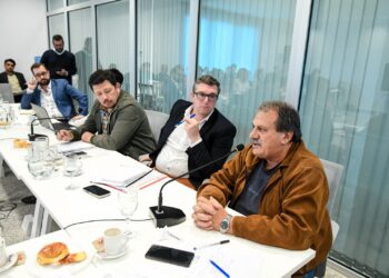 Taxistas exigen la regulación de las aplicaciones de transporte