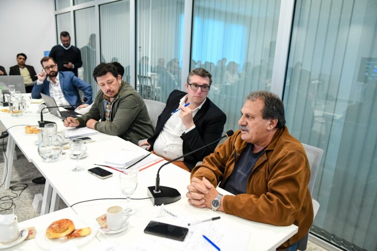 Taxistas exigen la regulación de las aplicaciones de transporte