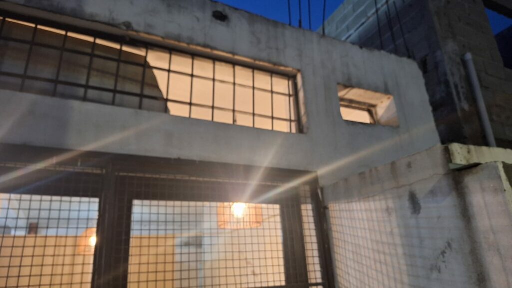 Un menor intentó ingresar a una panadería haciendo un boquete