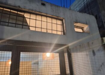 Un menor intentó ingresar a una panadería haciendo un boquete