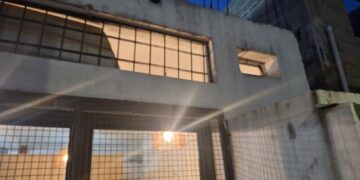 Un menor intentó ingresar a una panadería haciendo un boquete