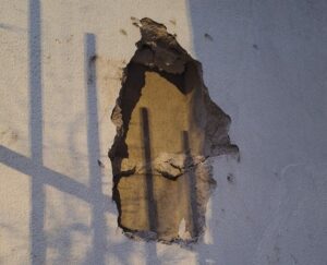 Un menor intentó ingresar a una panadería haciendo un boquete