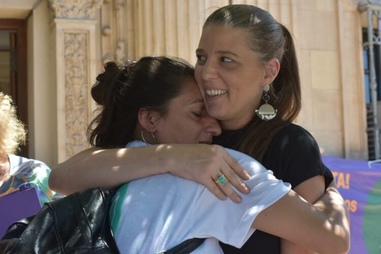 Abogada querellante Graciela Taranto junto a la hermana de Yamila.