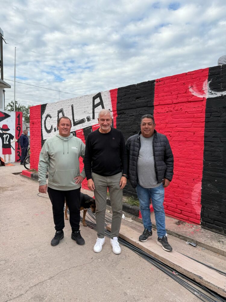 El secretario de Fortalecimiento Vecinal y Deportes visitó el club donde el temporal derribó un paredón.