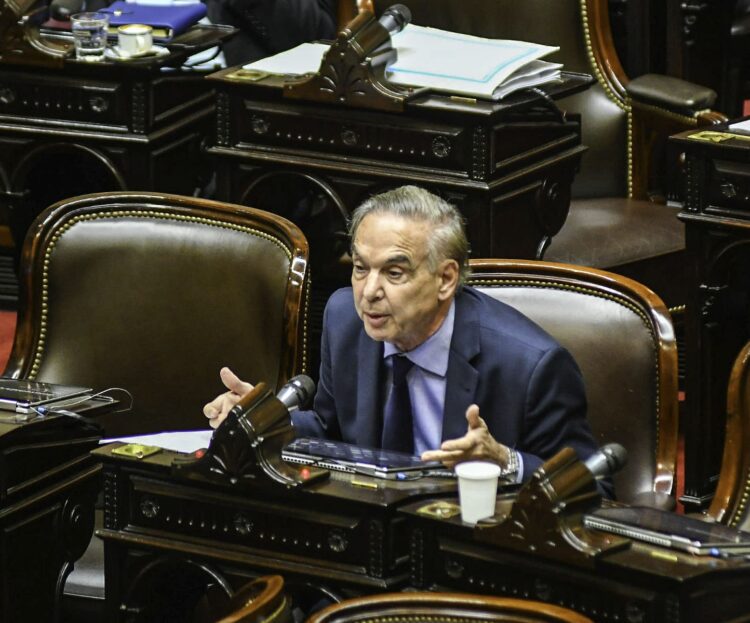  Pichetto reclamó que Francos explique si el Presidente fue engañado.