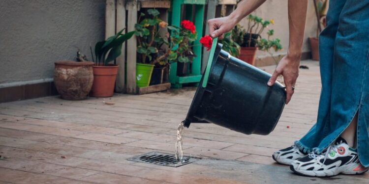 El descacharreo debe realizarse durante todo el año, incluso durante los meses de frío, eliminando o limpiando regularmente objetos donde se acumule agua.