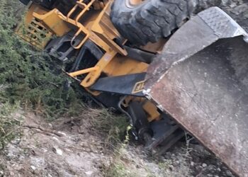 Trágico accidente: un hombre murió aplastado por una pala mecánica