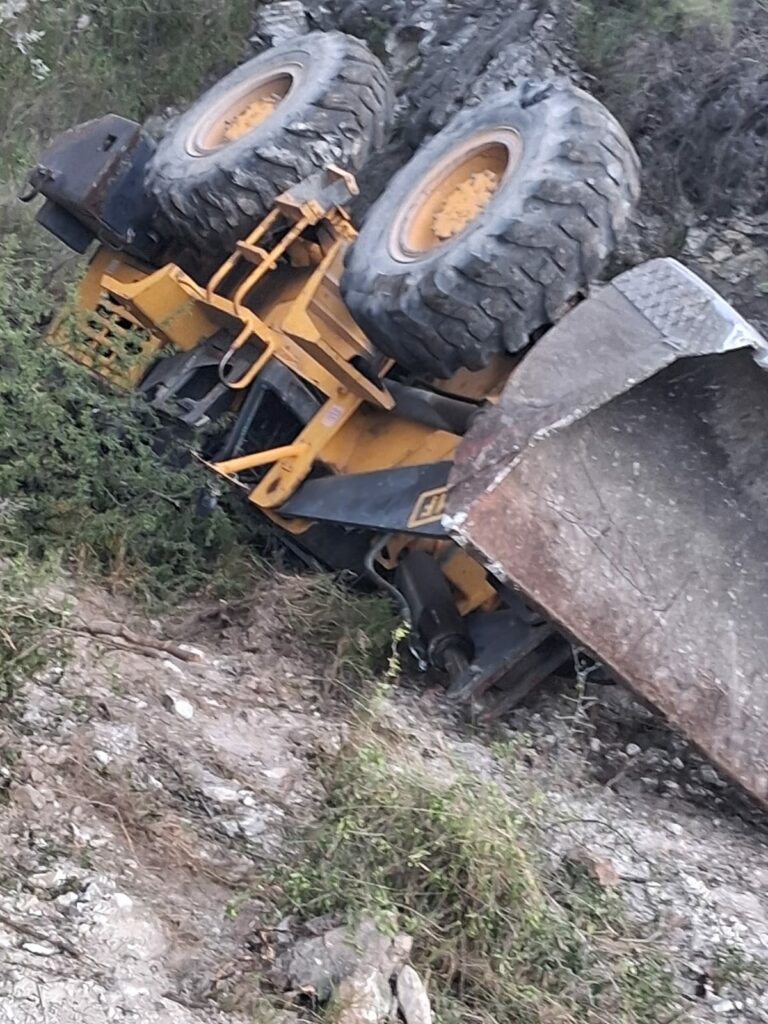 Trágico accidente: un hombre murió aplastado por una pala mecánica