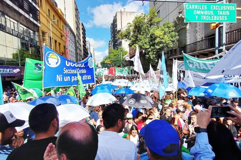 Masiva movilización en la previa del paro nacional