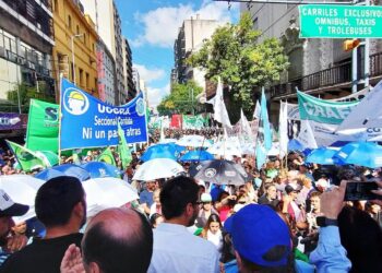 Masiva movilización en la previa del paro nacional