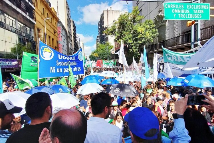 La CGT Córdoba, la CTA de los Trabajadores, y la CTA Autónoma encabezaron la marcha que concluyó con un acto de protesta en Colón y General Paz.