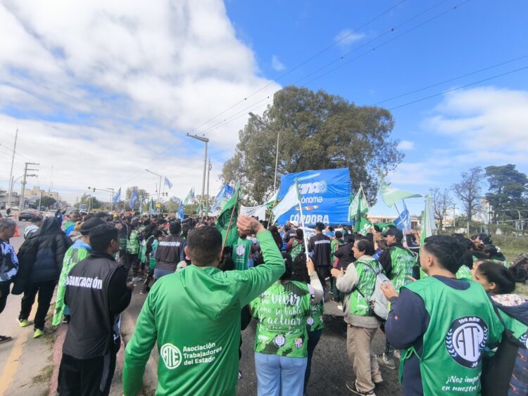 Delegados y dirigentes de ATE y la CTA-A concretaron cortes de ruta en nuestra provincia.