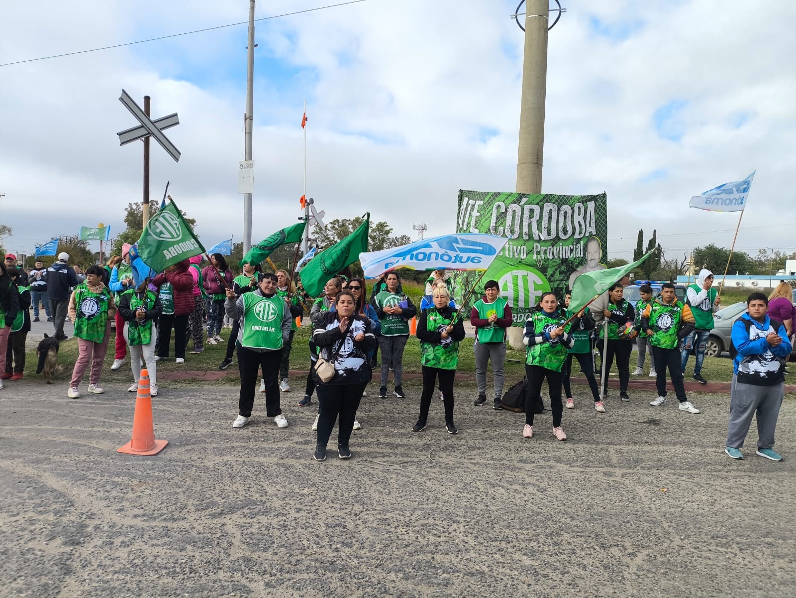 ATE Córdoba y la CTA-A realizaron cortes en la ruta 9 y camino a Interfábricas
