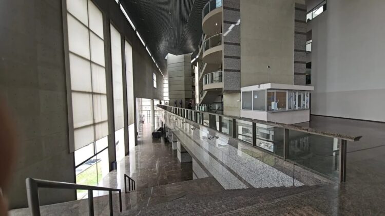 El mayor acatamiento se registró en escuelas, bancos y en Tribunales.