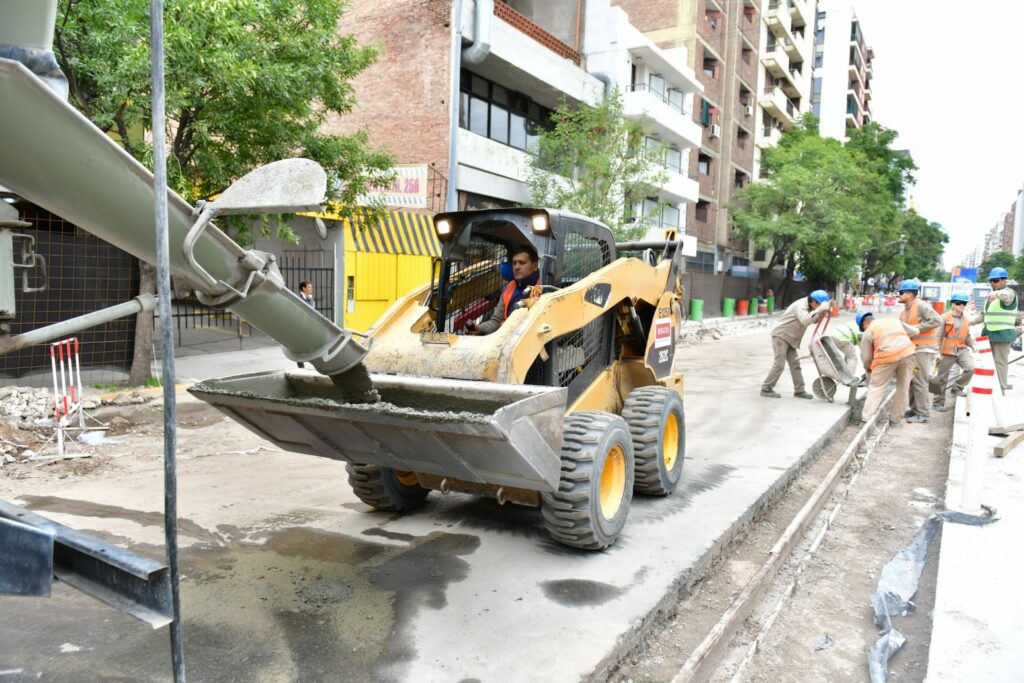 Hormigonan el contrapiso del cantero central de Avenida Maipú