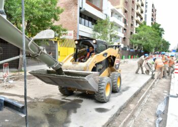 Hormigonan el contrapiso del cantero central de Avenida Maipú