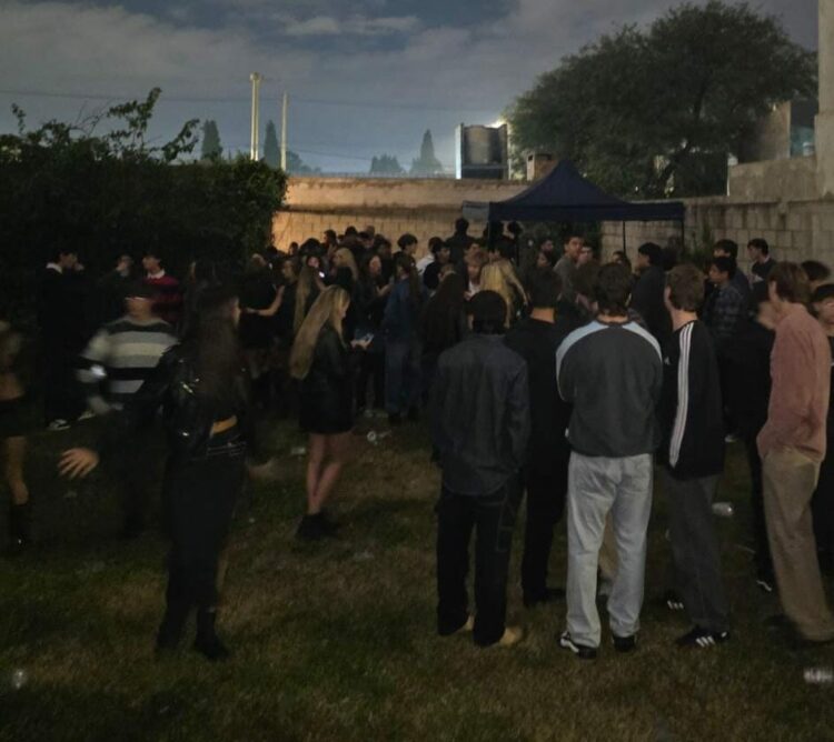 Desactivan fiesta clandestina con más de 200 jóvenes en una casa del sur de Córdoba