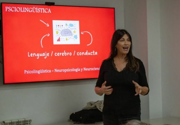 Valeria Abusamra, Licenciada y Doctora en Lingüística, investigadora del CIIPME CONICET y referente en el estudio de los procesos de lectura y escritura