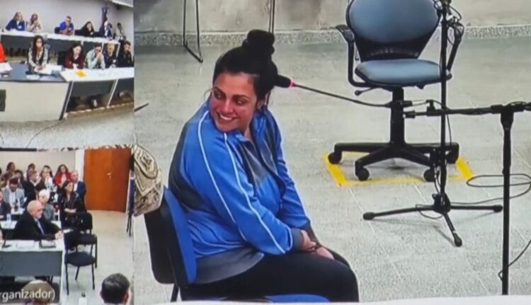 Brenda Agüero giró para sonreírle a su madre. Foto: El Doce.