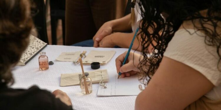 Las propuestas incluyen joyería, estampado textil, diseño con papel, cerámica y tejido.