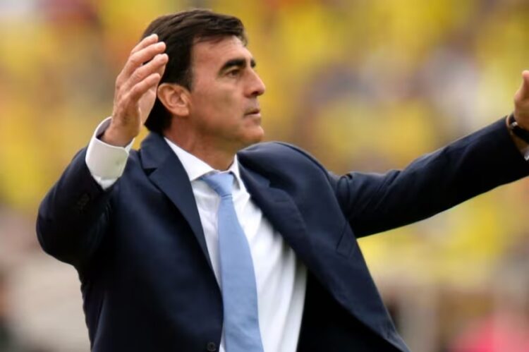 Gustavo Quinteros, campeón con Vélez en 2024 y recientemente despedido de Gremio, es uno de los candidatos para asumir como DT de Boca.