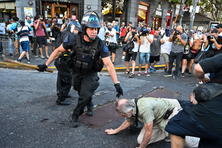 HRW exige investigar la represión durante la marcha de jubilados