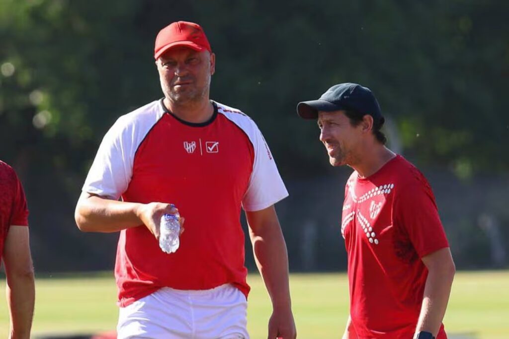Instituto busca entrenador