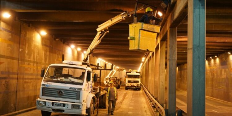 Instalación de luminaria en el tunel de la Mujer Urbana.
