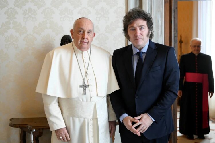El Papa Francisco junto a Javier Milei.