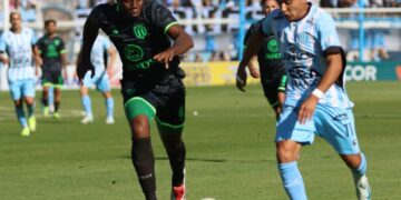 Otra vez, Racing no lo aguantó y San Miguel se lo empató
