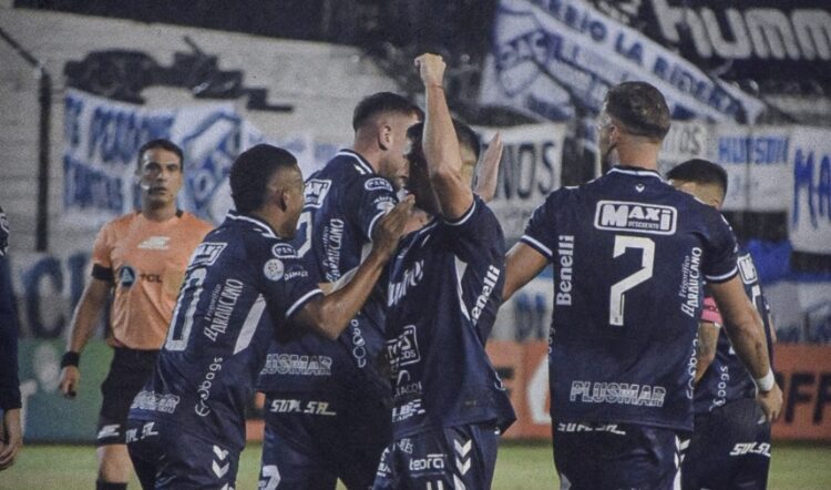 El Cervecero celebra el triunfo que lo catapultó al cuarto lugar de la Zona A.