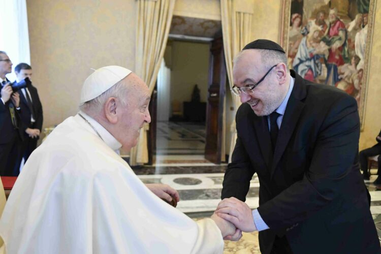 El rabino Fernando Szlajen saluda a Francisco durante uno de sus encuentros en la Santa Sede.