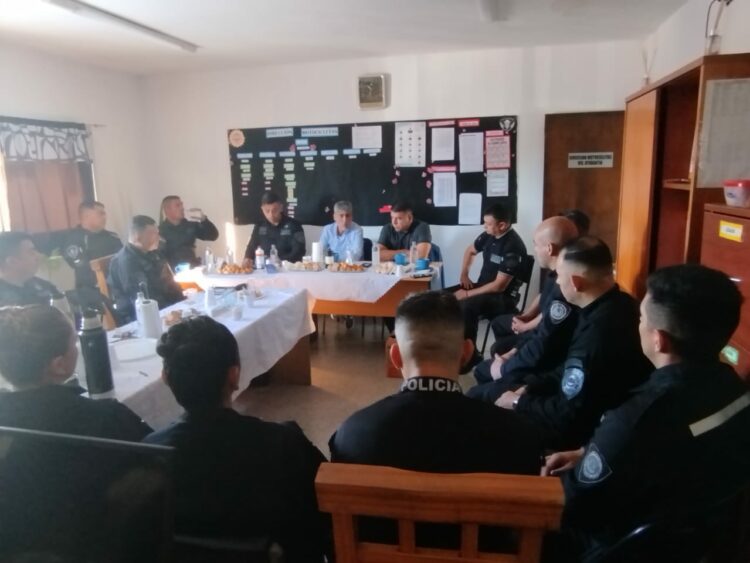 El ministro Quinteros se reunió con jefes y efectivos policiales de la dirección Motocicletas.