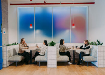 Cómo evitar fraudes y suplantaciones al usar Inteligencia Artificial en la oficina