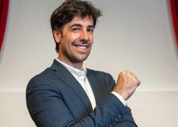 Magia en escena y en el papel: Willy presenta su nuevo libro en el Teatro Comedia